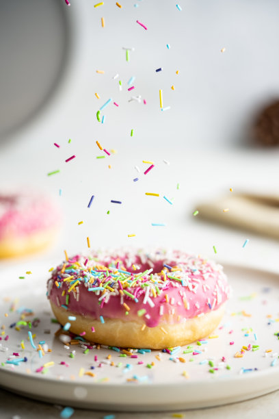 草莓甜甜圈和蛋糕装饰图片下载