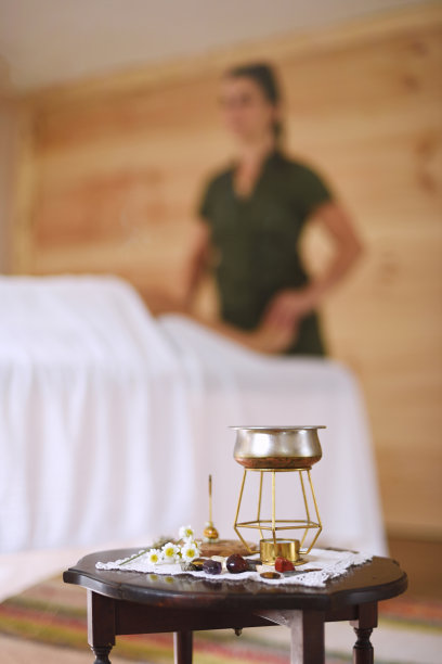 热油金枪鱼按摩桌与按摩师和担架与失焦背景。图片下载