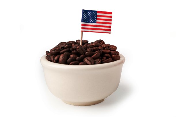 咖啡豆在杯与美国国旗。图片下载