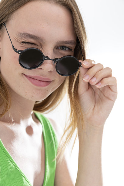 金发雀斑女孩戴太阳镜。图片下载