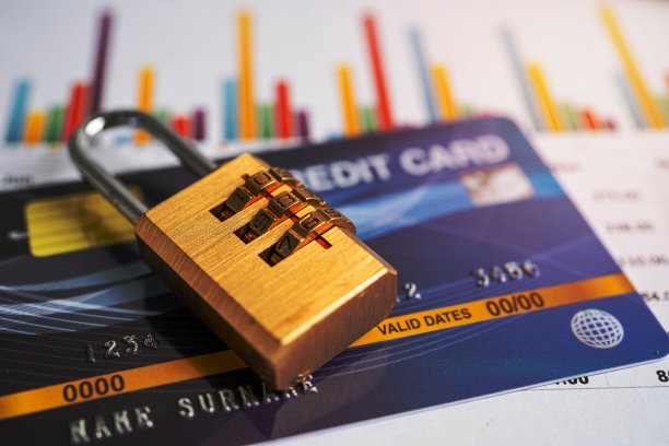 信用卡与密码钥匙锁隔离在白色背景。图片下载