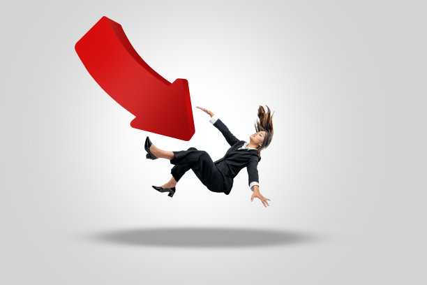 亚洲女商人落在箭头上图片下载