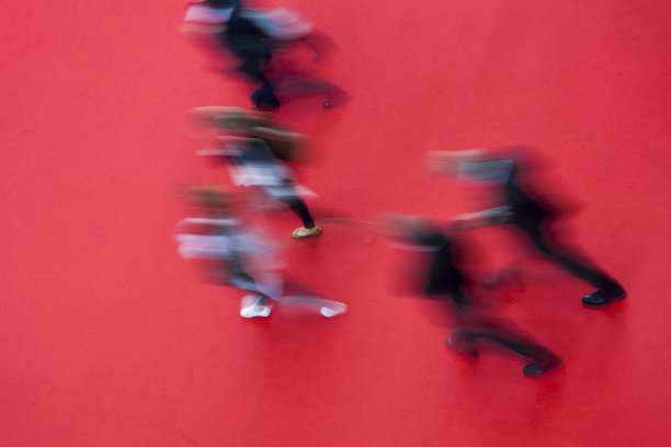 一群年轻人走在红地毯上，高瞻远瞩图片下载