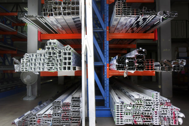 仓库货架上各种形状的型材和管图片下载