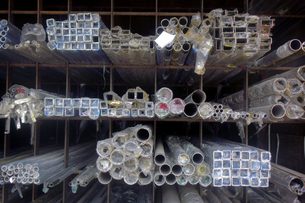 仓库货架上各种形状的型材和管图片下载