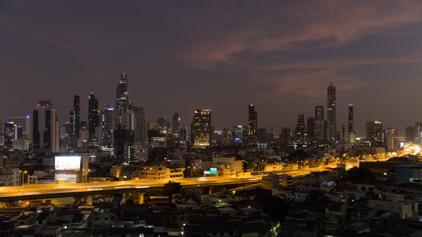 曼谷夜间的交通状况图片下载