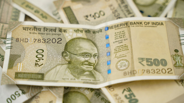 印度卢比背景，成堆的印度货币现金。500卢比纸币。图片下载