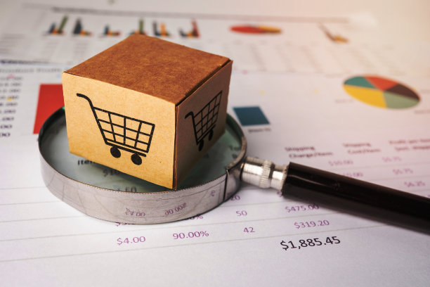 购物车标志在盒子上与放大镜的图形背景。银行账户，投资分析研究数据经济，贸易，商业进出口运输在线公司概念。图片下载