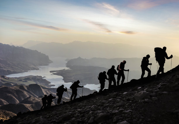 日出时远足者的剪影图片下载