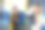 两个年轻漂亮的女人坐在公共汽车上自拍。图片下载