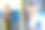 一个时髦的年轻女子坐在城市公交车上用手机。图片下载
