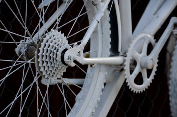 完全骑在一辆白色漆的自行车上。疯狂的喷雾者为了报复邻居重新喷漆。把山地车涂上油漆交通事故图片下载