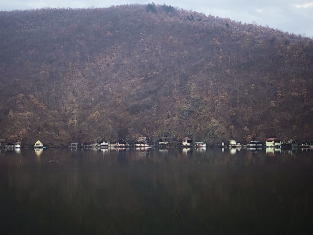 塞尔维亚山腰湖上的倒影图片下载