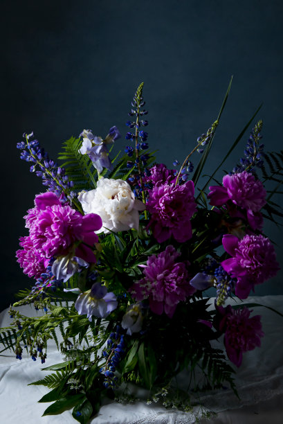 鲜花布置。经典静物与美丽的紫色牡丹和卢平花束在白色的罐子。艺术摄影。一束荷兰风格的美丽秋花。海报。本空间图片下载