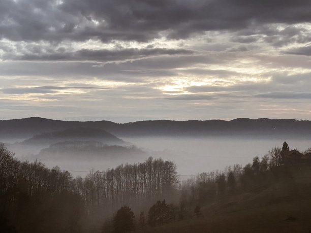 塞尔维亚山腰上的雾景图片下载