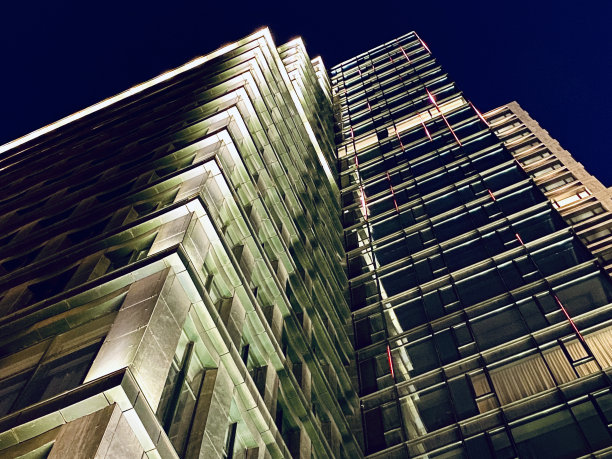 从灯光下看夜景图片下载