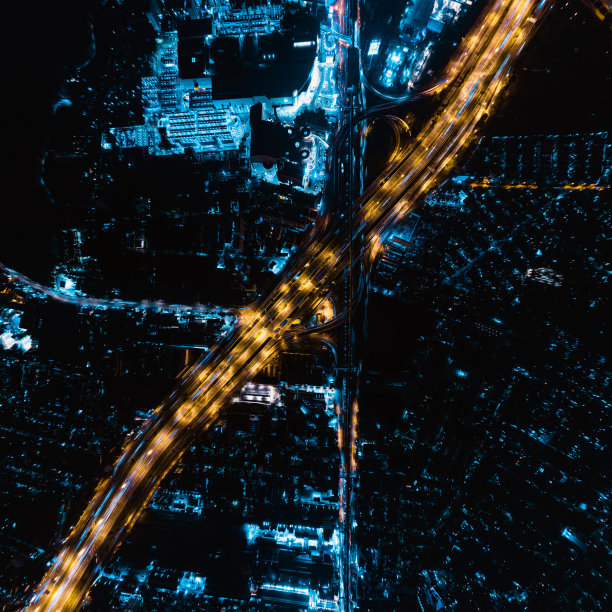 高速公路鸟瞰图，高速公路是道路交通的重要基础设施，公路和环岛。图片下载