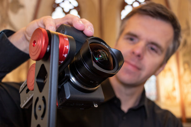 360° panorama photo shooting in church for virtual tours图片下载