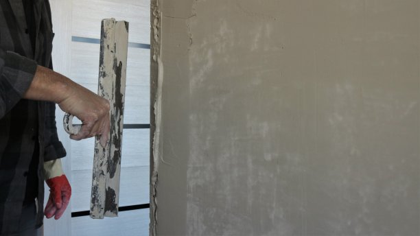 用泥铲和灰浆把门口的墙调平图片下载