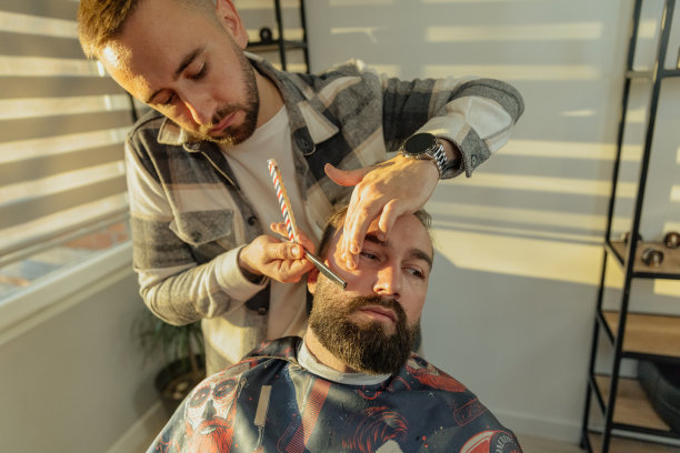 理发师用剃刀刮顾客胡子-特写图片下载