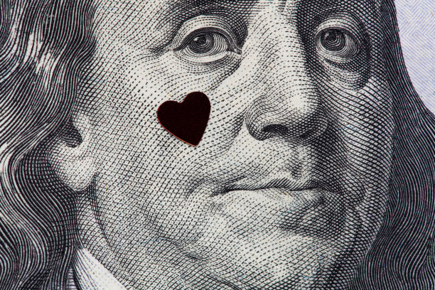本杰明·富兰克林100美元纸币上的心形图案图片下载