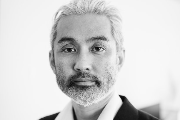 商业老年亚洲人看着相机图片下载