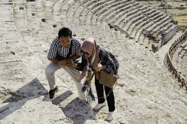 老年夫妇旅行，享受在棉花堡的暑假图片下载