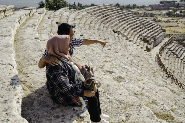 老年夫妇旅行，享受在棉花堡的暑假图片下载