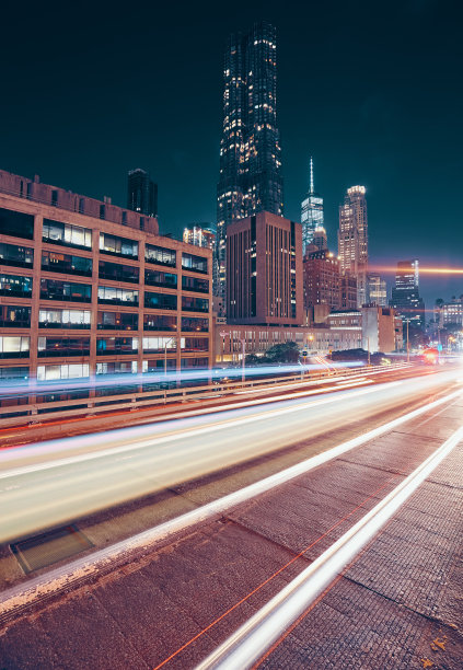 曼哈顿的城市景观与汽车灯光在夜间，纽约市。图片下载