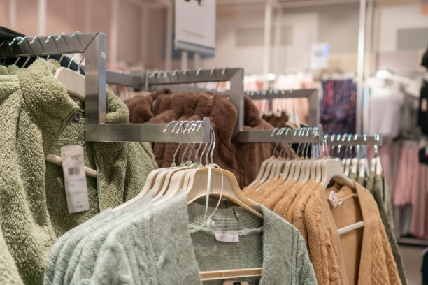 商场里衣架和保暖衣物的特写。购物理念，隔热秋冬图片下载
