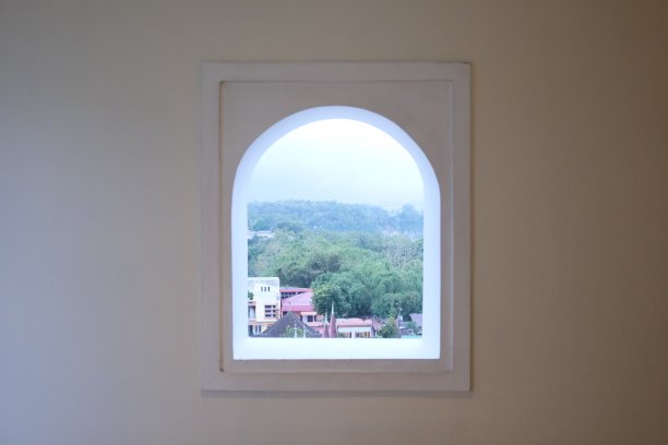 墙上有一个拱形的小窗户图片下载