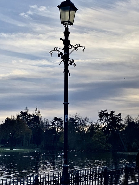 黄昏的天际线上有一盏老式的维多利亚路灯图片下载