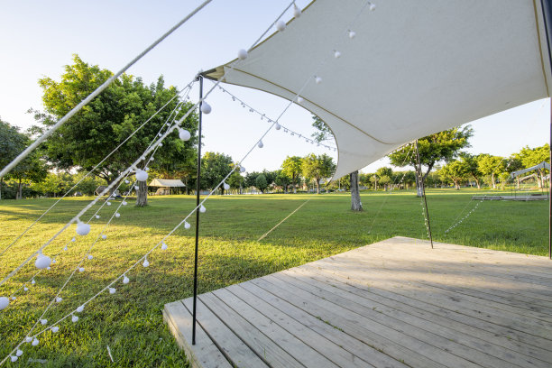 公园里的露营帐篷图片下载