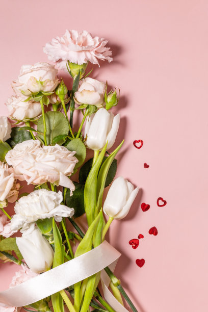 情人节贺卡，粉红色的背景上有美丽的花朵。情人节、妇女节、婚礼、生日或母亲节。从上面看。图片下载