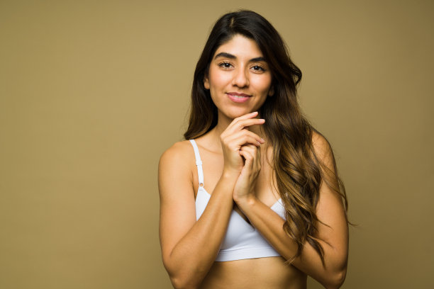 墨西哥美女在内衣微笑图片下载