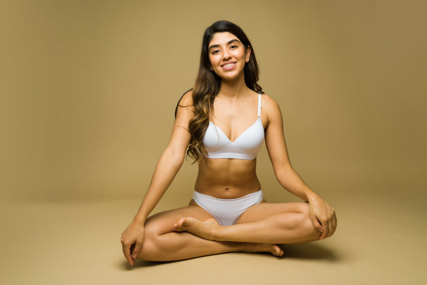 华丽的适合女人穿着白色内衣放松图片下载