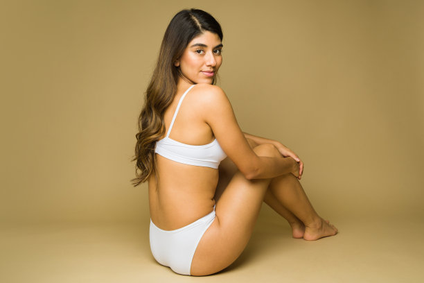 迷人的女人穿着内衣，看着相机图片下载