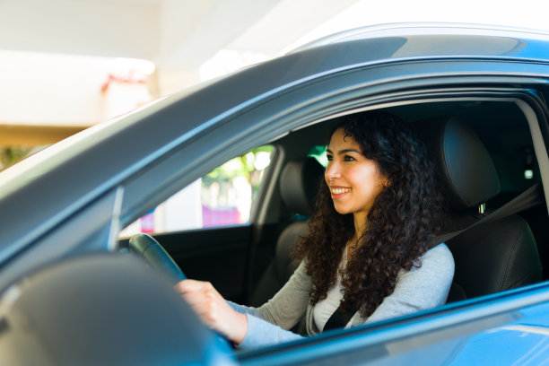 迷人的女人喜欢开车图片下载