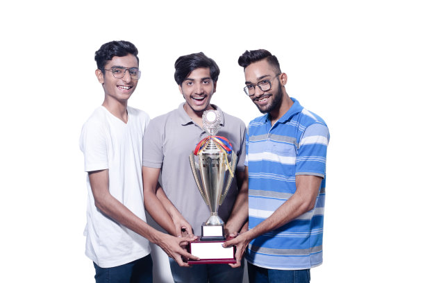 年轻的印度男孩学生手中拿着胜利奖杯孤立在白色背景，胜利和成功的概念。图片下载