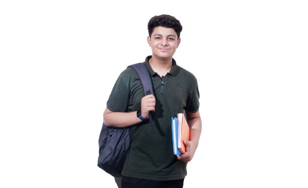 快乐的印度少年的肖像，大学或学校的男孩背着书包，拿着书，孤立在白色背景上。图片下载