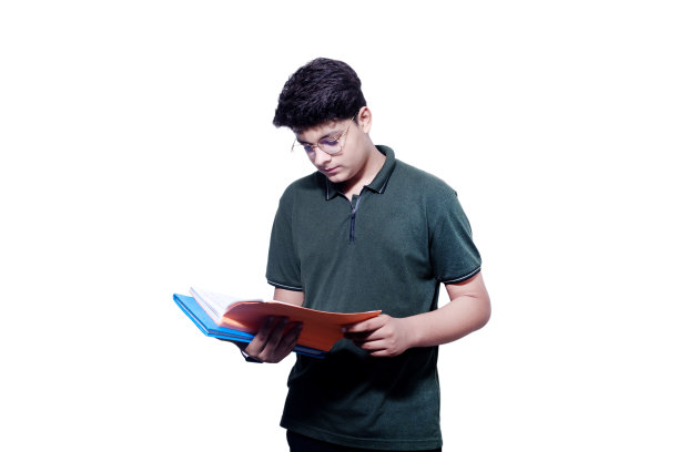 印度青少年大学或学校的男孩阅读书籍孤立在白色背景。图片下载