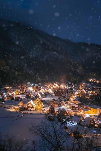 白川乡灯火通明，白雪皑皑，是日本冬季旅游的最佳去处图片下载