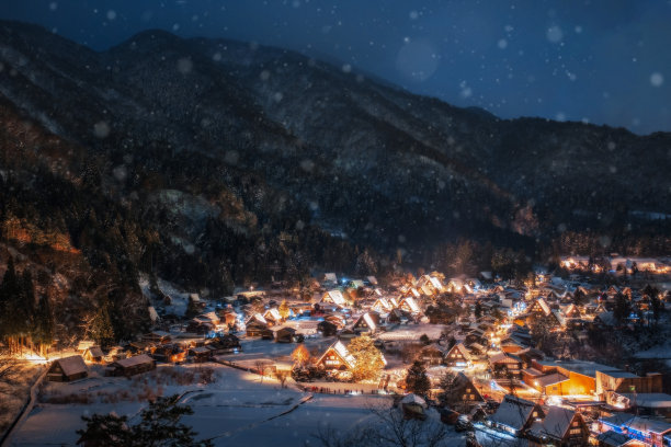 白川乡灯火通明，白雪皑皑，是日本冬季旅游的最佳去处图片下载
