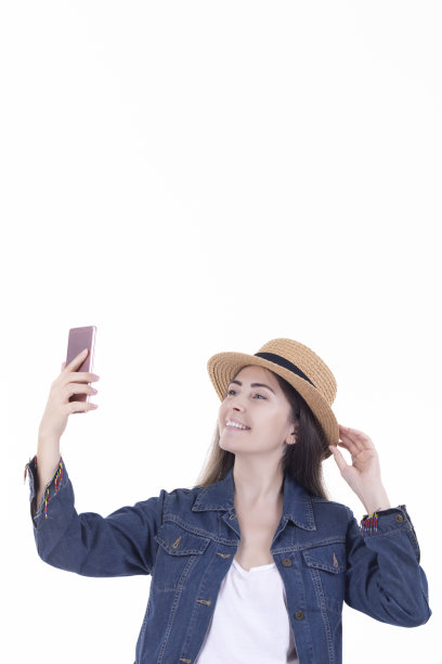 年轻女孩在白色背景下自拍，工作室拍摄图片下载