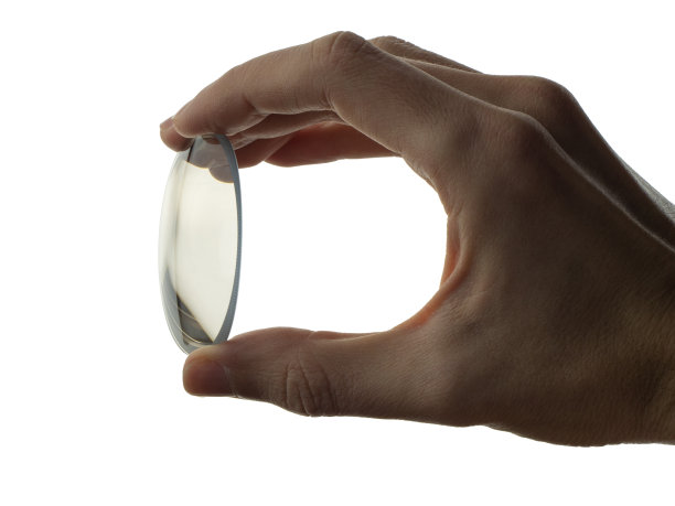 手持眼镜的玻璃镜片图片下载