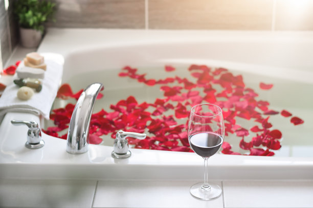 在浴缸边上放一杯红酒图片下载