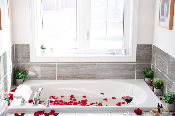 浴缸里装满了红色的玫瑰花瓣图片下载