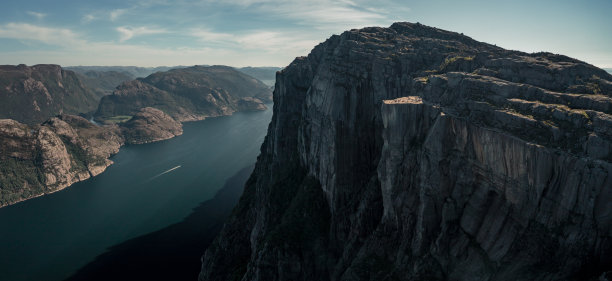 在挪威吕瑟峡湾的布道石全景景观图片下载