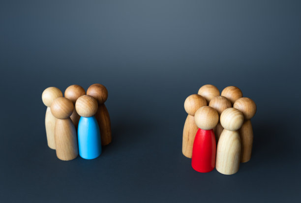 两个对立的团体。图片下载