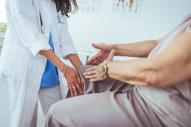 照片的高级妇女有一些膝盖疼痛。图片下载